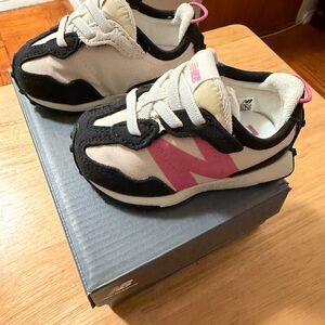 327 NEW-B HOOK & LOOP New Balance size 4 Wide Infant/Toddler Sneakers